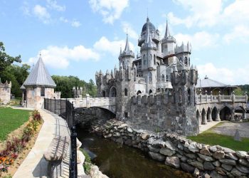 Alternate view of the castle where moat is in sight.