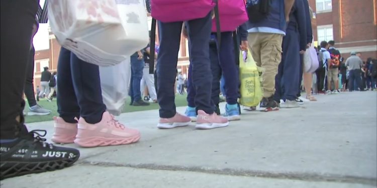 CPS back to school: Chicago Public Schools students return for first day of 2022-23 school year amid teacher, bus driver shortage