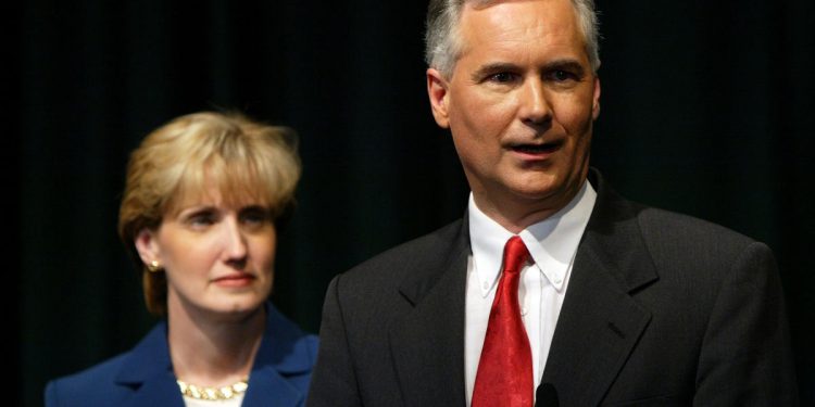 Congressman’s wife died after taking white mulberry leaf, an herbal remedy