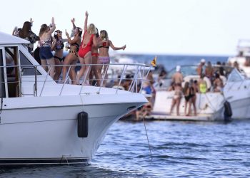 Woman faces double leg amputation from Chicago “Playpen” boat accident