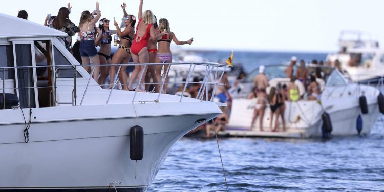 Woman faces double leg amputation from Chicago “Playpen” boat accident