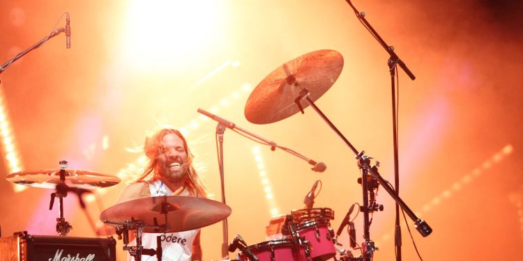 Live: Miley Cyrus, Def Leppard join Taylor Hawkins tribute