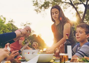 The participants in a new study completed two different eating schedules: one in which they followed a strict early meal schedule — then another in which they ate the same meals but four hours later in the day.